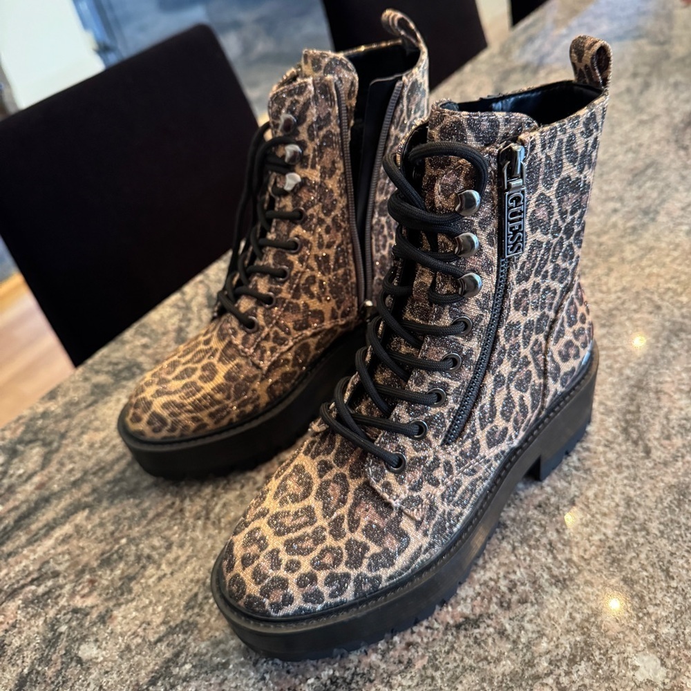Brand NEW GUESS Women’s Fearne Lug Sole Lace Up Boots - Picture 4 of 4